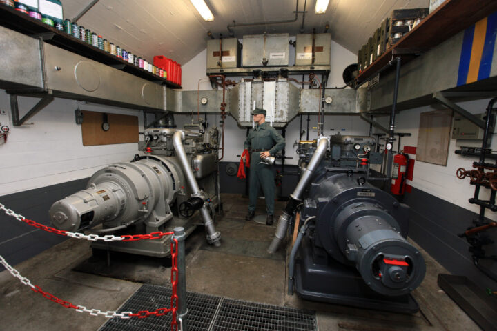 Dieselgenerator im Maschinenraum Heldsberg